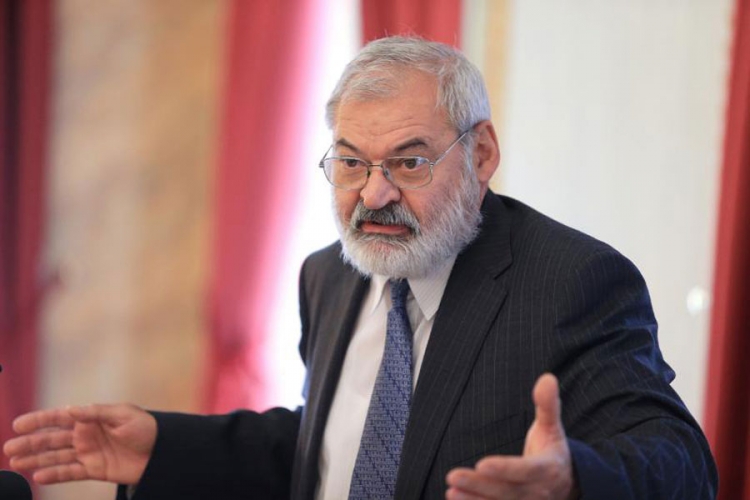 Pecnik: Prestati sa lešinarenjem nad Srbima i ćirilicom