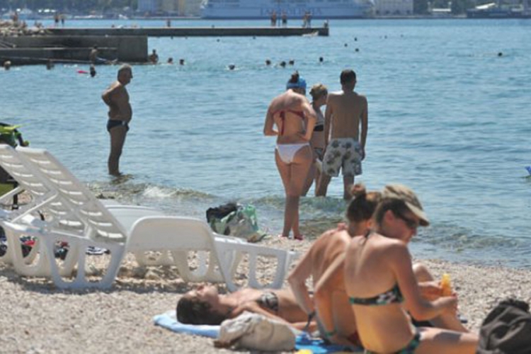 Hrvatska nudi turistima: Grožđe 80 kuna, suncobran i ležaljka 120 kuna...