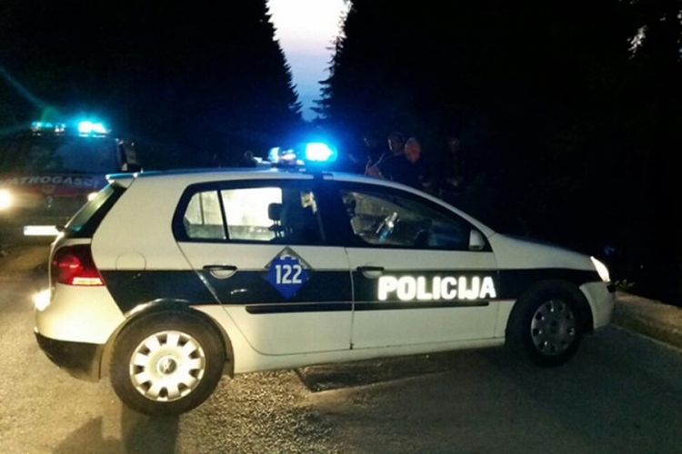 Lopovi pobjegli sa bankomatom