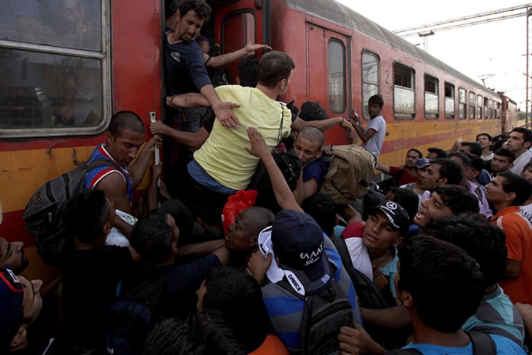Četiri hiljade migranata blokiralo prugu Solun - Skoplje