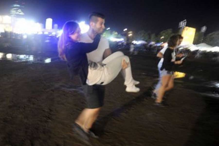 I u blatu do koljena publika uživa na Beer Festu