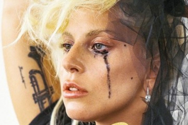 Lady Gaga bez fotošopa na naslovnici CR Fashion Booka (FOTO)