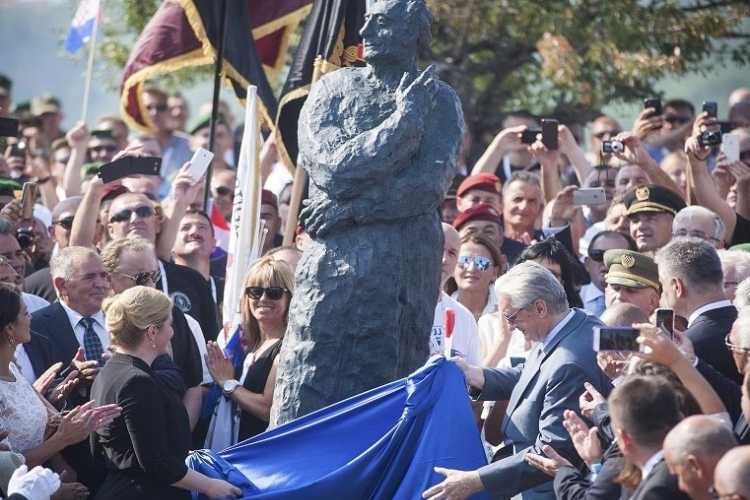 Spomenik Tuđmanu podijelio hrvatsku javnost