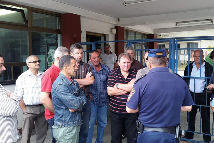 Radnici "Trudbenika" izgurali Peru Bukejlovića iz kruga fabrike