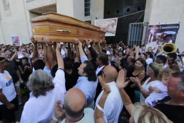 Mafijaški bos u Italiji sahranjen u holivudskom stilu (FOTO)