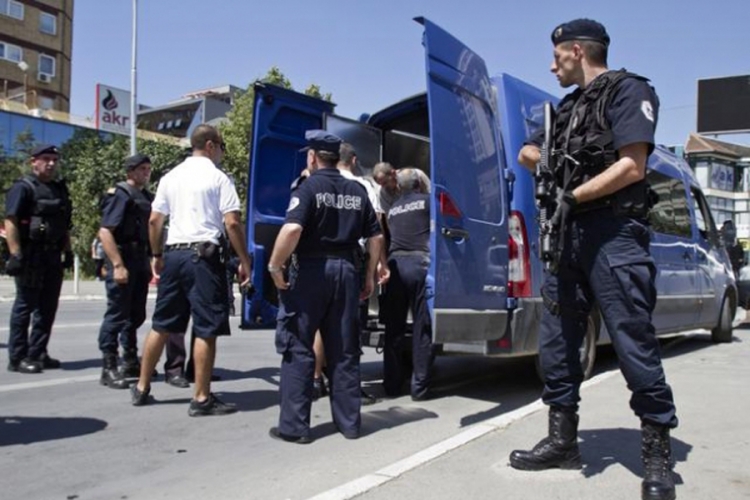 Iseljavanje srpske porodice odloženo, osuda napada na novinarku