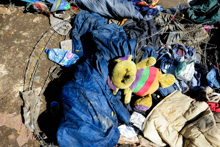 Đevđelija: Tek poneki migrant, buldožderi, otpad i plišani meda (FOTO)