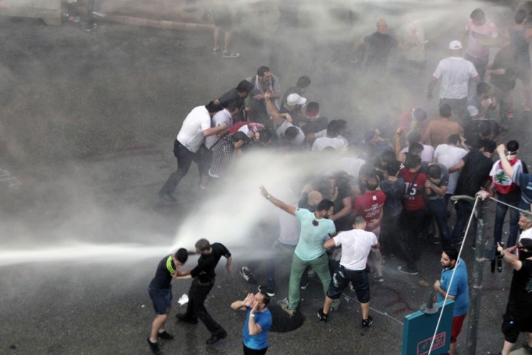 Demonstrant poginuo,13 povrijeđenih na protestu u Bejrutu