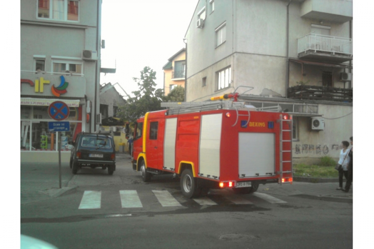 Požar vozila oštetio fasadu zgrade u Bijeljini