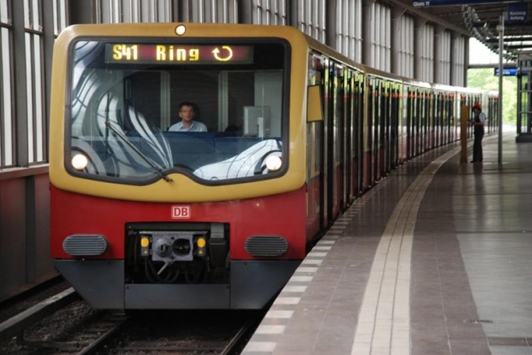 Berlin: Čovjek urinirao na djecu stranaca