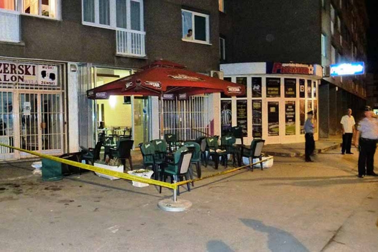 Poznanika iz zatvora izbo nožem