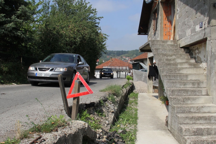 Asfalt puca na Laušu, nadležni ne reaguju