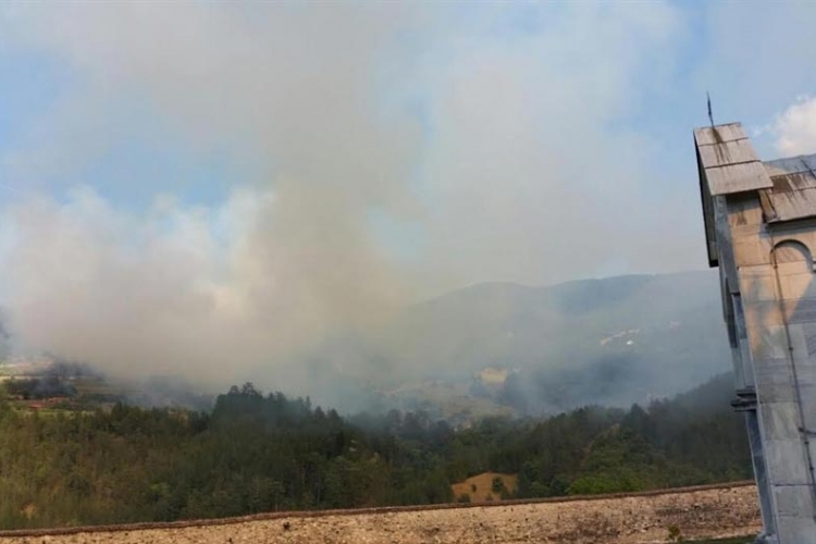 Vatra kod manastira Studenica pod kontrolom