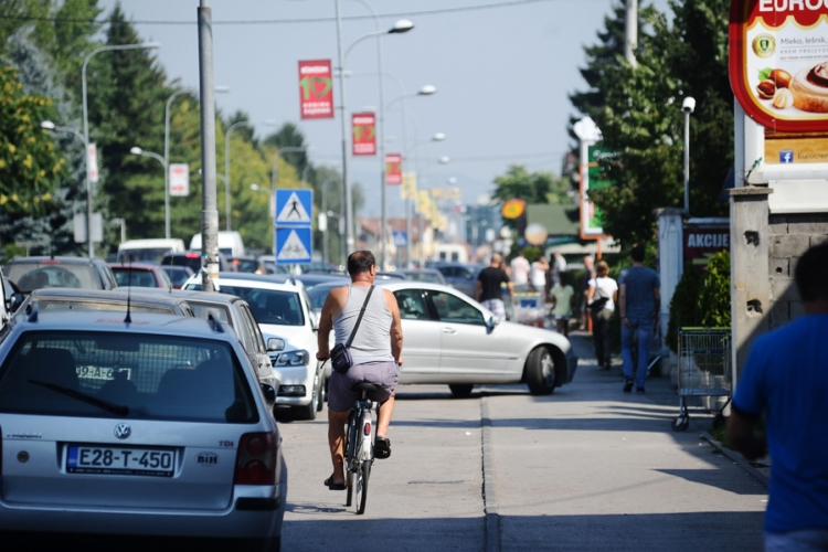Vozači zauzeli i mjesta za pješake