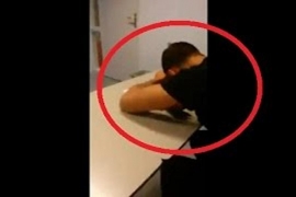 Pogledajte kako iznervirani profesor budi studenta dok drijema (VIDEO)
