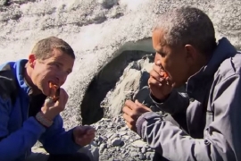Barak Obama u divljini Aljaske jeo strvinu lososa (VIDEO)