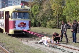 Zastaće vam dah kad vidite kako ova žena vuče tramvaj (VIDEO)