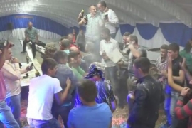 Hit na internetu: Urnebes kad svatove pogodi pjesma (VIDEO)