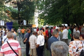 Radnici TTU Tuzla pred zgradom kantonalne vlade