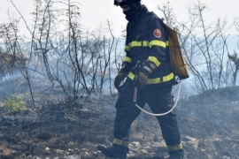 Buknuo požar kod Vodica: Na terenu 30 vatrogasaca i tri kanadera