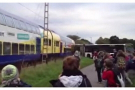 Autobus zapeo na pruzi, za dlaku izbjegnuta tragedija (VIDEO)
