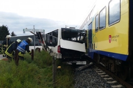 Autobus s učenicima zapeo na pruzi, za dlaku izbjegli smrt (VIDEO)