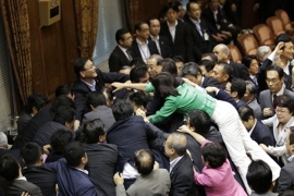 Opšta tuča u japanskom parlamentu (VIDEO)