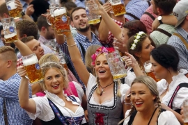 Rijeke piva ponovo teku Bavarskom, otvoren Oktoberfest (FOTO)