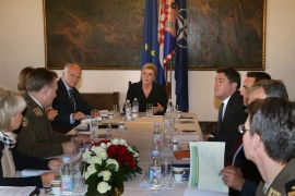 Milanović kasnio pa pitao predsjednicu zašto ona sjedi na čelu stola
