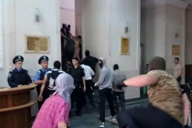 Drama u Harkovu: 200 nasilnika okupiralo zgradu lokalnih vlasti (FOTO)