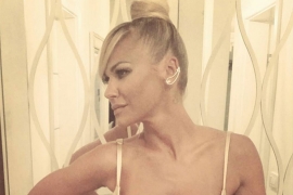 Nataša Bekvalac u zlatnoj haljina koja obara s nogu (FOTO)