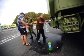 Vojska snabdijeva vodom kamiondžije na prelazu Batrovci