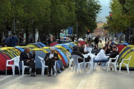 Najmanje 400 ljudi provelo noć ispred Skupštine Crne Gore