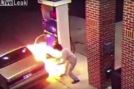 Ganjao pauka upaljačem po benzinskoj pumpi (VIDEO)