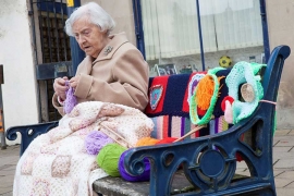 Britanija: Baka sa 104. godine štrikanjem uljepšava ulice (FOTO,VIDEO)