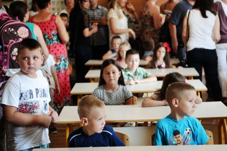 Počela škola: U selima 10 odjeljenja manje (FOTO)