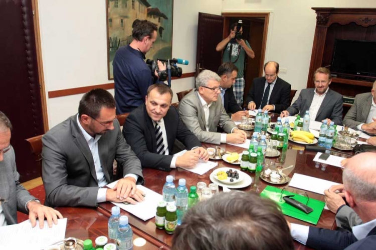  Male stranke traže veliki dio kolača