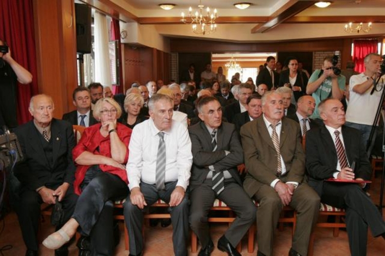 Poslanicima prvog saziva Skupštine RS 1200 KM mjesečno