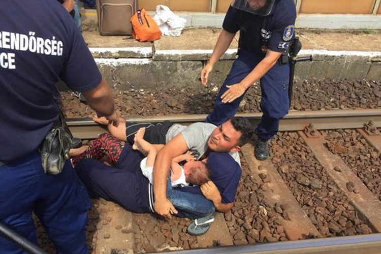 Policija zaustavila voz, migrante vode u kamp (FOTO)