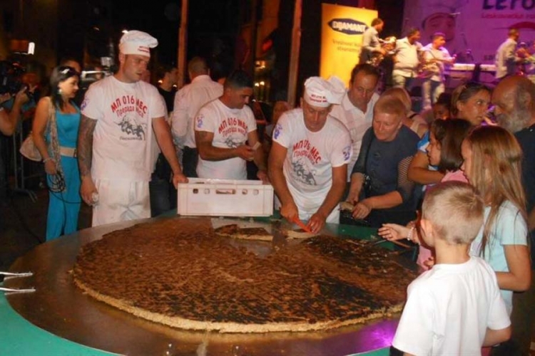 Novi Ginisov rekord u Leskovcu: Napravili pljeskavicu tešku 59 kg 