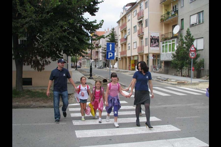 Ministar Trninić pozvao učenike na oprez u saobraćaju