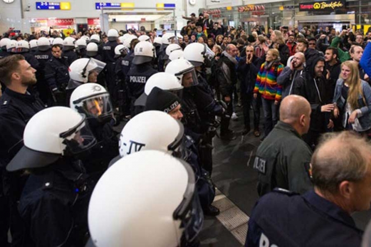 U Dortmundu sukob zbog migranata: Biber-sprej na protestante desnice i ljevice