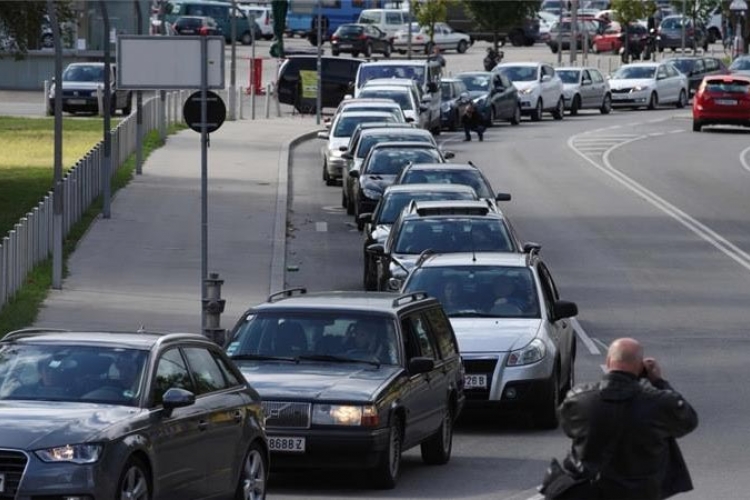 Konvoj od 140 automobila na putu iz Austrije po izbjeglice (VIDEO)