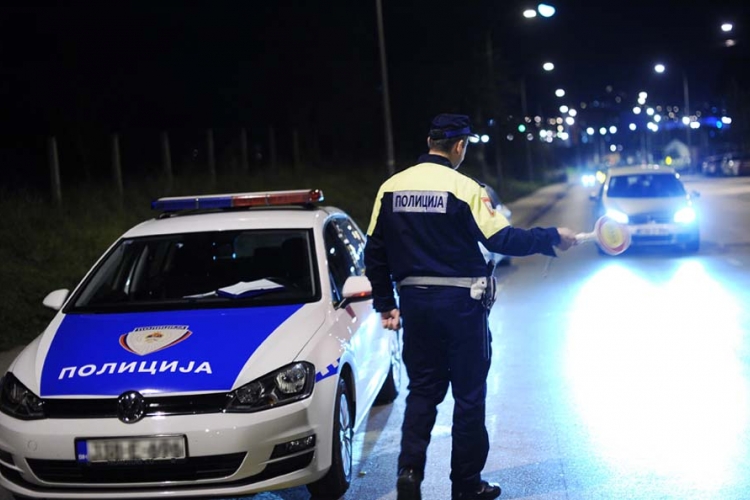 Preko pune linije voze i policija i auto-škole (FOTO)