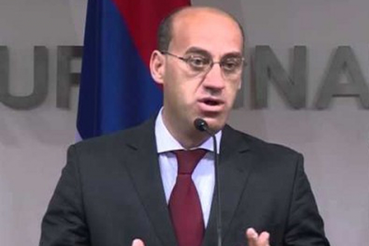 Salkić: Malešević da objasni zašto djeca ne mogu da uče bosanski jezik