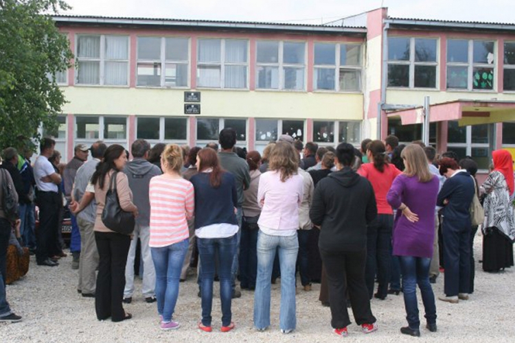  Politika u školskim klupama