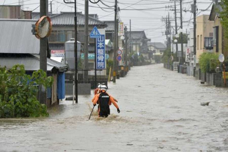 Japan: Evakuisano 100.000 ljudi zbog tajfuna (FOTO,VIDEO)