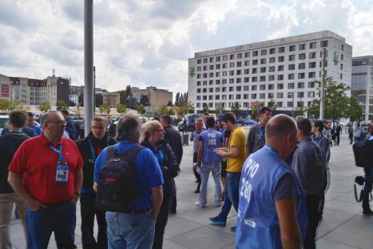 Evakuacija srpskih košarkaša i novinara (FOTO)