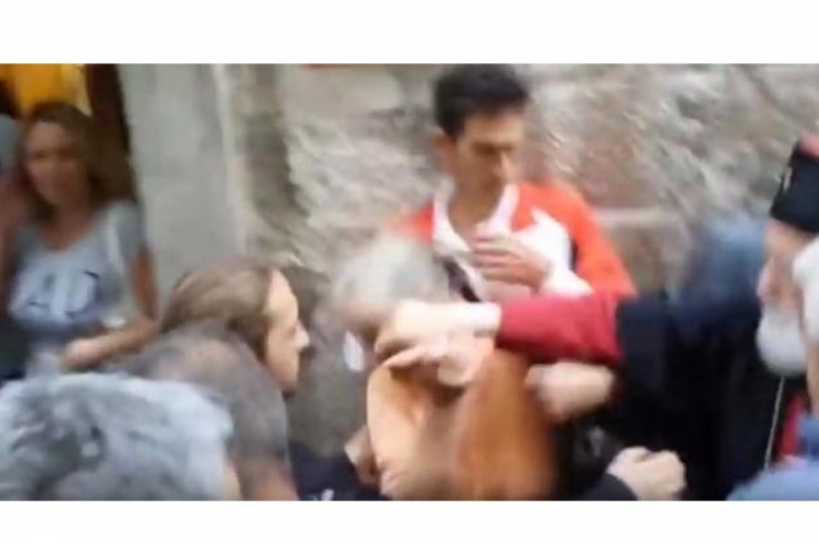 Mitropolit CPC udario stariju ženu na ulici (VIDEO)