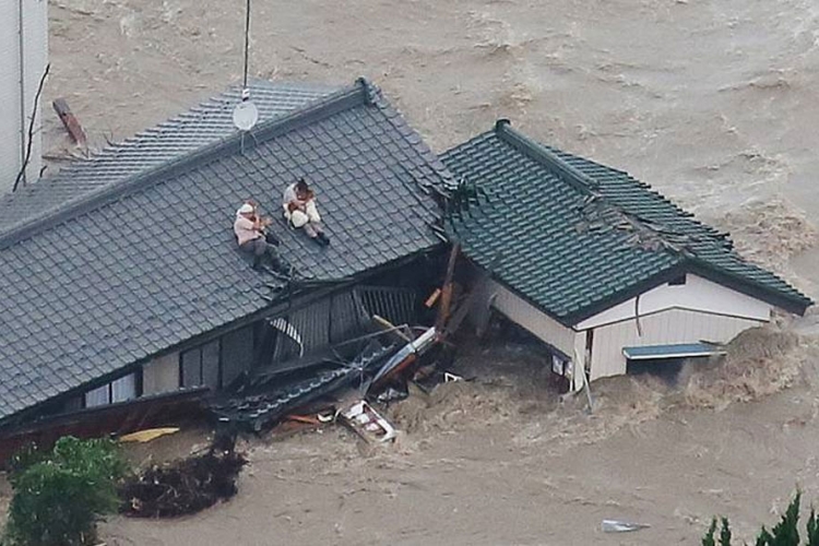 Plimni talas u Japanu: 90.000 ljudi napustilo domove (FOTO, VIDEO)